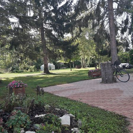Val Des Bois Bed & Breakfast Warmeriville Bagian luar foto